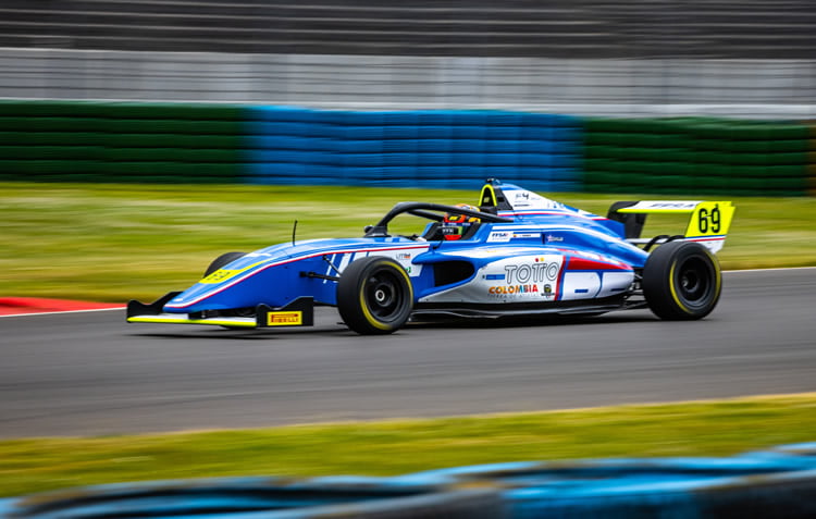 Lee más sobre el artículo Con el ánimo puesto en subirse a lo más alto del podioy titularse como el Rookie de la temporada, JerónimoBerrío enfrentará la final del Campeonato Francés de F4 en Paul Ricard