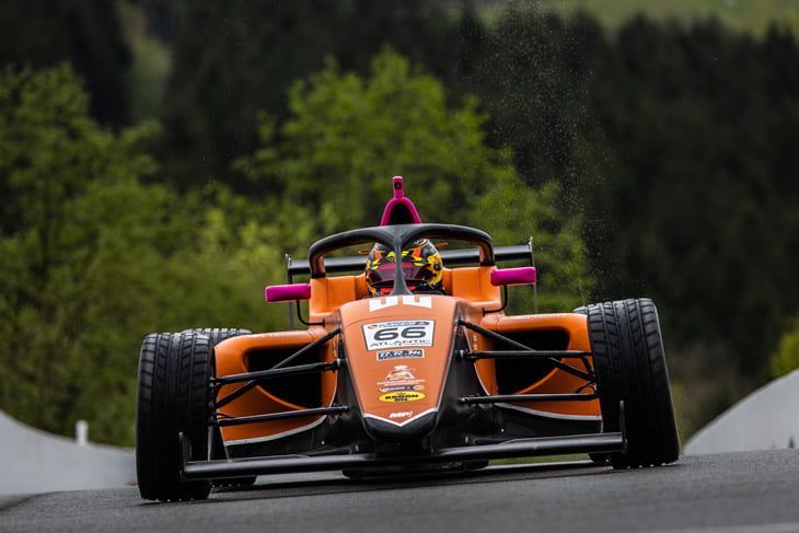 Lee más sobre el artículo Un Top 5 y valiosos puntos para el Campeonato logra Jerónimo Berrío en la apertura de de la F4 Española