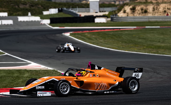 Con espectacular remontada cierra el piloto colombiano Jerónimo Berrío su participación en la tercera ronda del Campeonato de F4 Española, en Navarra